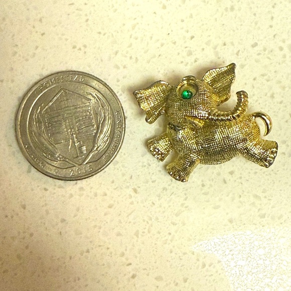 Vintage Gold Tone Elephant Pin Brooch Emerald Rhinestones - Picture 3 of 3